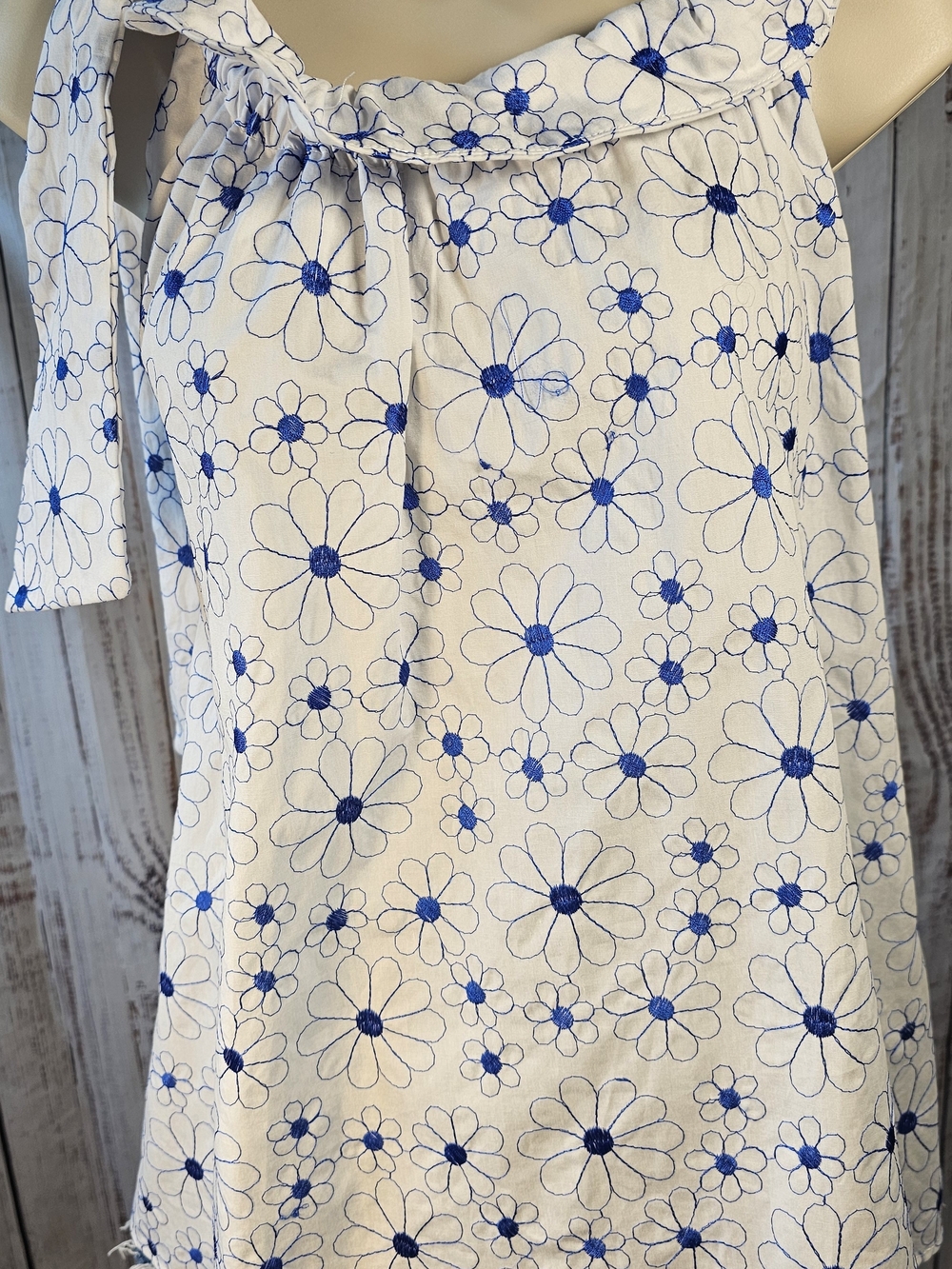 TITLE
Adrienne White Blue Floral Tie Shoulder Sleeveless Blouse Top Medium NWT